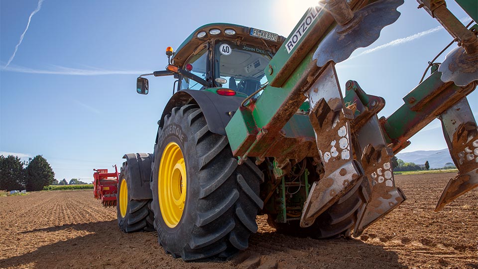 Foto einer Landmaschine mit Bridgestone-Reifen