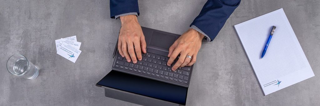 Büroarbeit am Laptop