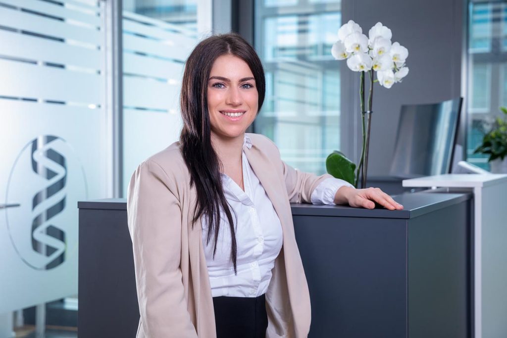 Mitarbeiterin am Empfang eines medizinischen Labors
