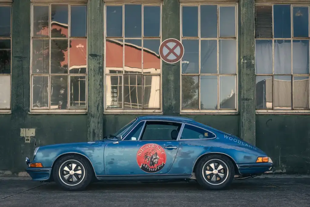 Porsche 911 Rat Sportwagen vor Hangar auf Flugfeld bei exklusivem Car Shooting.