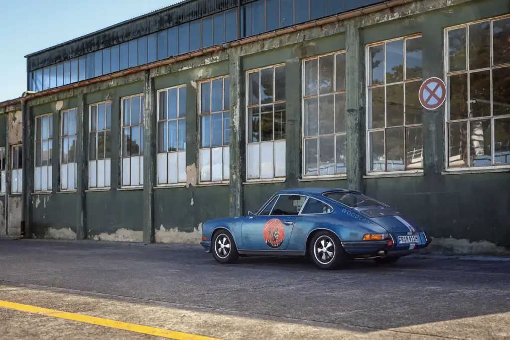 Porsche 911 Rat Sportwagen vor Hangar auf Flugfeld bei exklusivem Car Shooting.