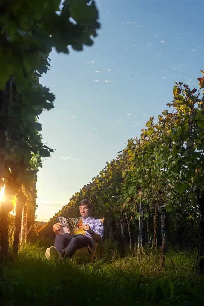 Oliver Schlatter, Ortsvorsteher von Tiengen beim Lesen des Magazins LUST AUF GUT Freiburg